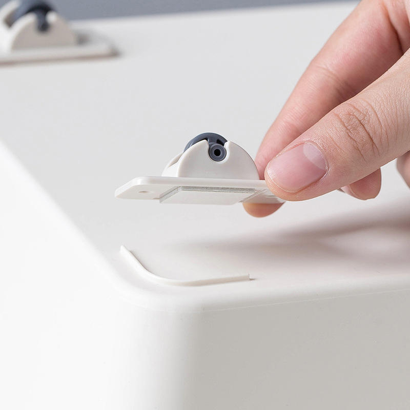 日本可粘贴轮子收纳盒整理箱底部滑轮垃圾桶单向轮储物箱滑轮4个 即士多